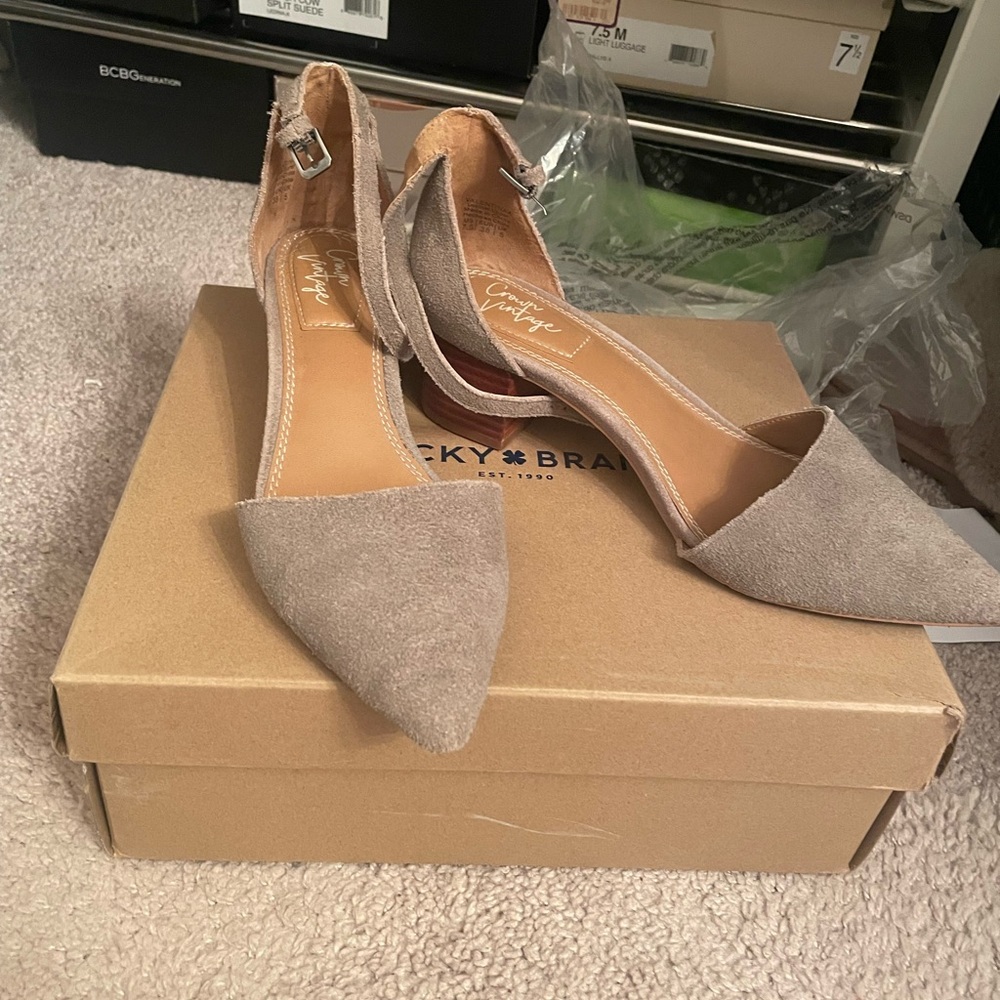 Crown Vintage Women's Tan Suede Heels